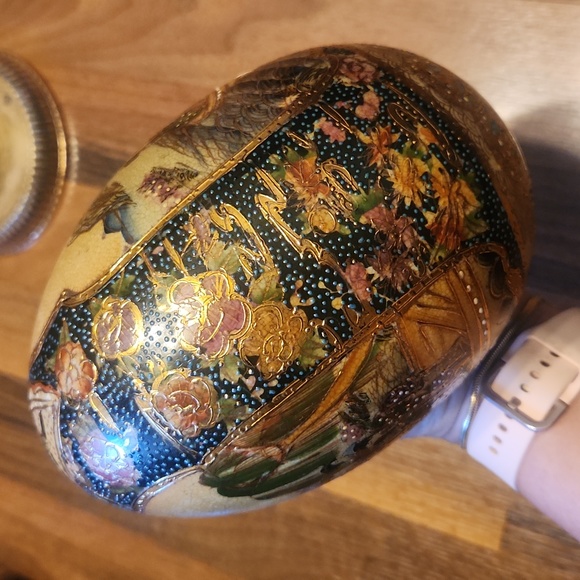 Satsuma Geisha Large Porcelain Egg with Golden Brass Platform Base - Picture 5 of 16